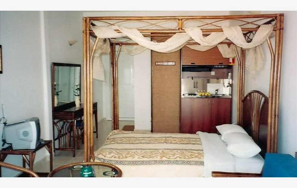 Хотел Villa George 5